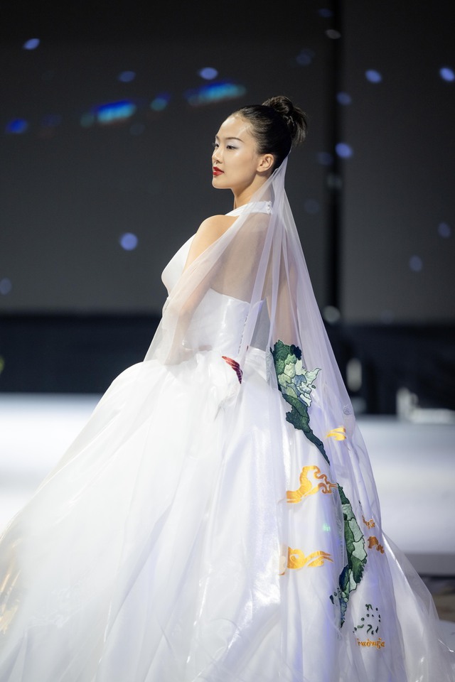 Show váy cưới hot nhất Việt Nam lúc này: Từ không gian đến thiết kế đều đẹp như cổ tích- Ảnh 5.