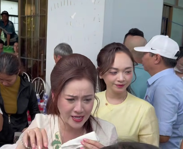 Nam NSƯT từ Mỹ về c&ugrave;ng con g&aacute;i Vũ Linh ph&aacute;t gạo, người d&acirc;n chen lấn - Ảnh 1.