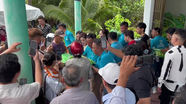 Nam NSƯT từ Mỹ về c&ugrave;ng con g&aacute;i Vũ Linh ph&aacute;t gạo, người d&acirc;n chen lấn - Ảnh 2.