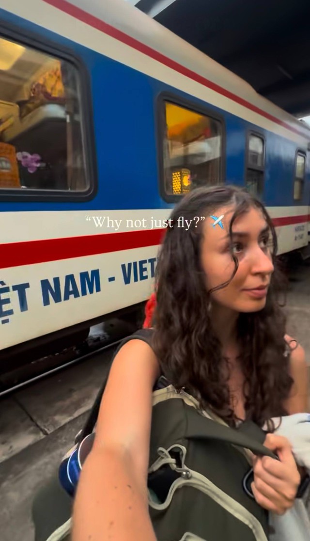 Khách Tây nhất quyết đi tàu hỏa du lịch Việt Nam thay vì đi máy bay, dõng dạc tuyên bố: “17 tiếng nhưng đáng từng phút”
- Ảnh 1.