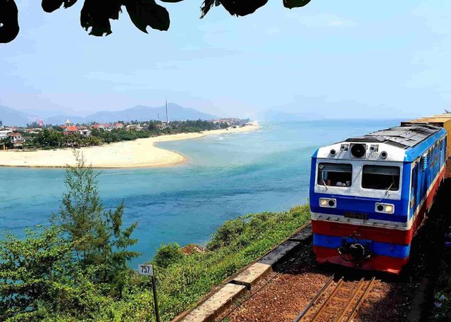 Khách Tây nhất quyết đi tàu hỏa du lịch Việt Nam thay vì đi máy bay, dõng dạc tuyên bố: “17 tiếng nhưng đáng từng phút”
- Ảnh 8.
