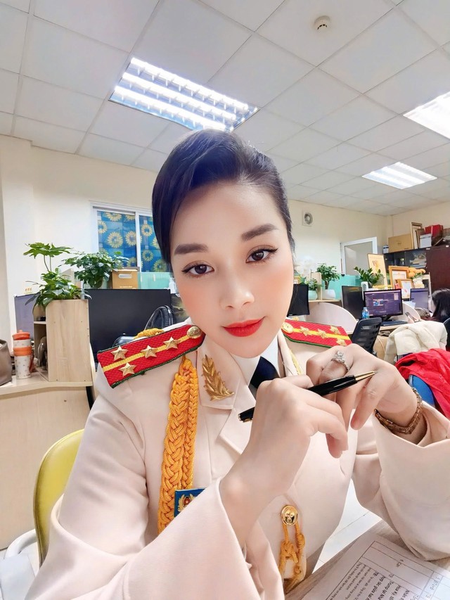 Nàng "Vàng Anh" đình đám 40 tuổi thành đại úy công an, ngày càng đẹp gợi cảm, mạnh mẽ vượt biến cố- Ảnh 4.