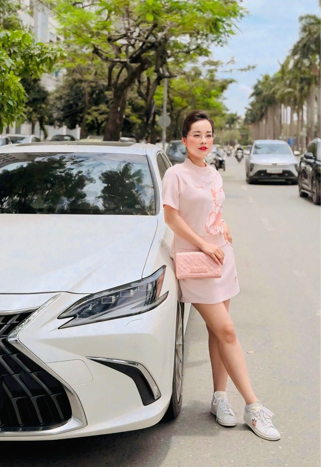 Nàng "Vàng Anh" đình đám 40 tuổi thành đại úy công an, ngày càng đẹp gợi cảm, mạnh mẽ vượt biến cố- Ảnh 5.