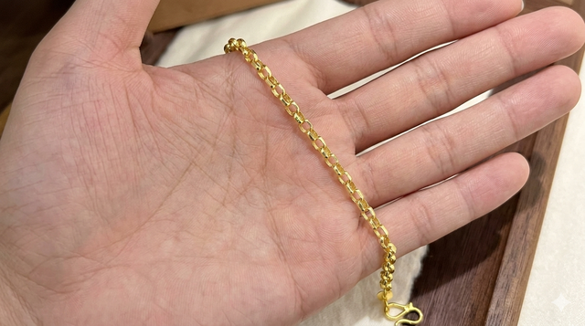 Trước khi ra nước ngoài, chị chồng tặng tôi chiếc lắc vàng, ngày trở về, chị xin lại đúng món quà ấy và lý do khiến tôi nghẹn cả cổ- Ảnh 1.
