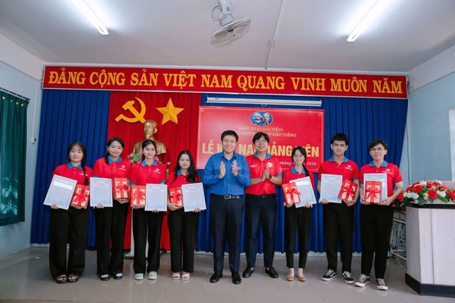 Tuổi trẻ Th&agrave;nh phố s&ocirc;i nổi hưởng ứng Ng&agrave;y Đo&agrave;n vi&ecirc;n đợt 2 năm 2026: Tiếp nối l&yacute; tưởng, lan tỏa kh&aacute;t vọng cống hiến - Ảnh 2.