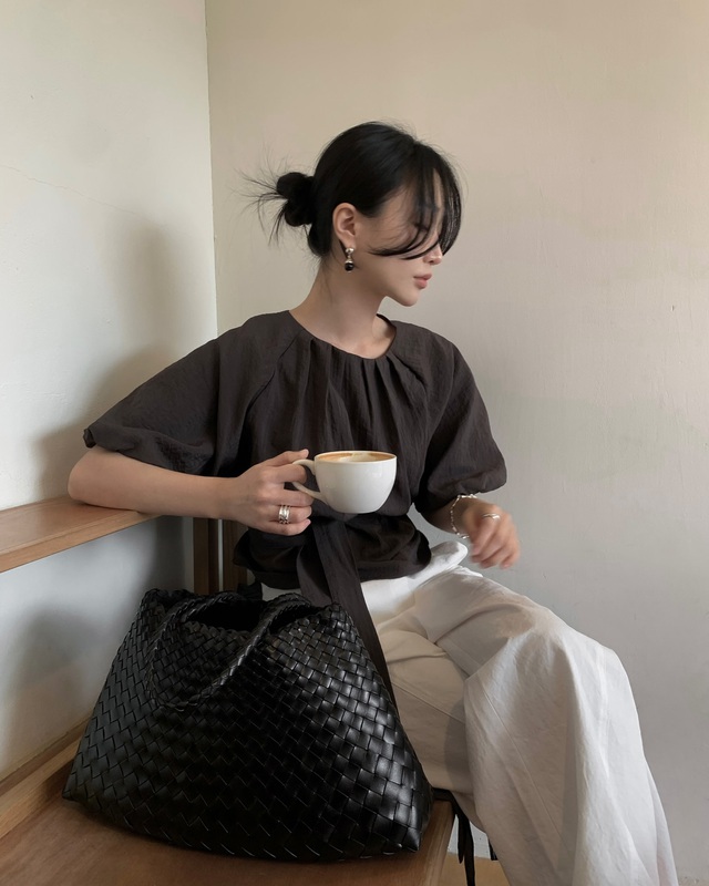 Chỉ cần đúng 4 công thức mix đồ tối giản, chị em sẽ trở thành ngôi sao thời trang công sở - Ảnh 2.
