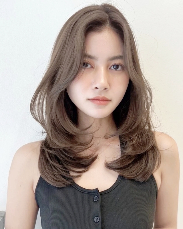 Xu hướng tóc nâu lạnh 2026: 12 màu nhuộm giúp da sáng hơn, phai màu vẫn đẹp và không ngả vàng - Ảnh 3.