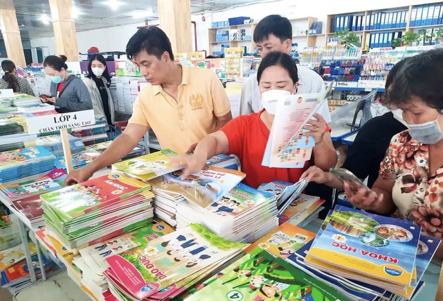 Bắt đầu từ năm học 2026 - 2027, Th&agrave;nh phố Hồ Ch&iacute; Minh sẽ miễn ph&iacute; s&aacute;ch gi&aacute;o khoa - Ảnh 3.