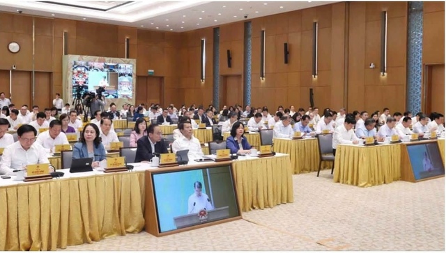 Bắt đầu từ năm học 2026 - 2027, Th&agrave;nh phố Hồ Ch&iacute; Minh sẽ miễn ph&iacute; s&aacute;ch gi&aacute;o khoa - Ảnh 2.