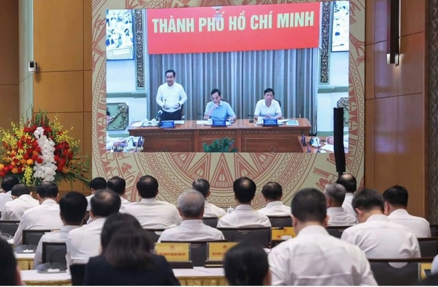 Bắt đầu từ năm học 2026 - 2027, Th&agrave;nh phố Hồ Ch&iacute; Minh sẽ miễn ph&iacute; s&aacute;ch gi&aacute;o khoa - Ảnh 1.