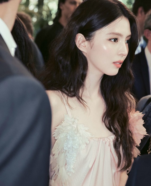 Han So Hee xả vai nữ thần Dior, nhan sắc mộc qua cam thường gây chú ý- Ảnh 5.