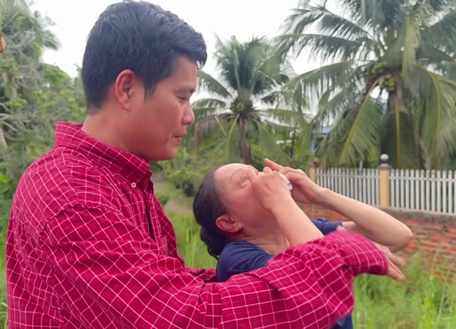 Nữ nghệ sĩ 77 tuổi chảy máu tại hiện trường - Ảnh 1.