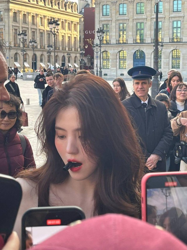 Han So Hee xả vai nữ thần Dior, nhan sắc mộc qua cam thường gây chú ý- Ảnh 3.