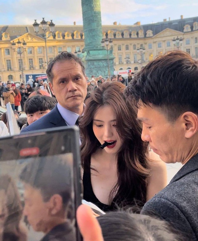 Han So Hee xả vai nữ thần Dior, nhan sắc mộc qua cam thường gây chú ý- Ảnh 4.