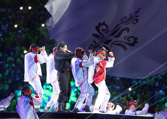 Nam ca sĩ 25 tuổi một mình chinh phục World Cup, 29 tuổi trở lại làm nên lịch sử, được FIFA đặt "ngang hàng" Justin Bieber - Ảnh 1.