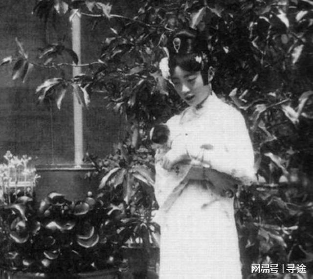 Cuộc đời bi thương của hoàng hậu cuối cùng Trung Quốc: Nghiện ngập, ngoại tình và cái kết không dấu vết - Ảnh 1.