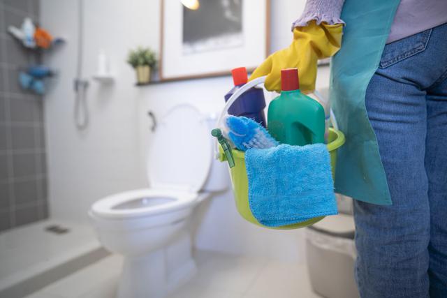 V&igrave; sao nhiều người đổ muối v&agrave;o bồn cầu trước khi đi ngủ? S&aacute;ng h&ocirc;m sau mới thấy c&ocirc;ng dụng- Ảnh 2.