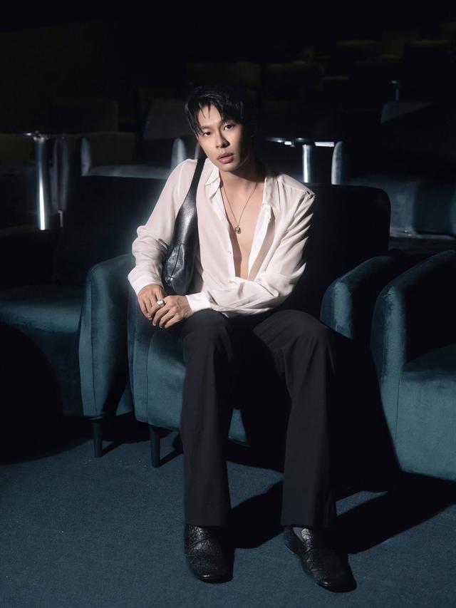 Mỹ nam ở trọ c&ugrave;ng mẹ b&aacute;n xu chi&ecirc;ng ngo&agrave;i chợ, lớn l&ecirc;n đồ hiệu từ t&igrave;m đến chỉ chờ được mặc- Ảnh 7.