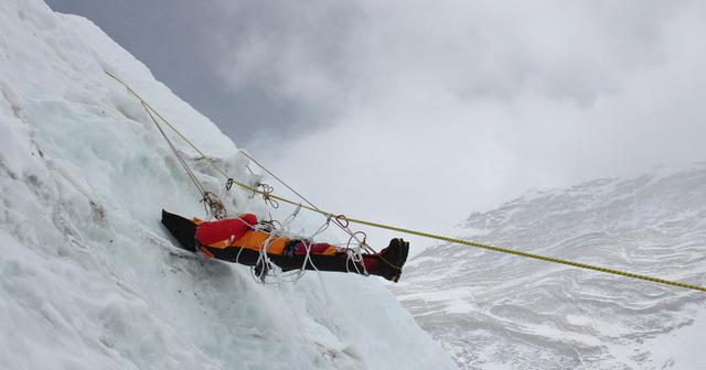 Vì sao có hơn 200 thi thể trên núi Everest không được đưa xuống đất và an táng? - Ảnh 1.