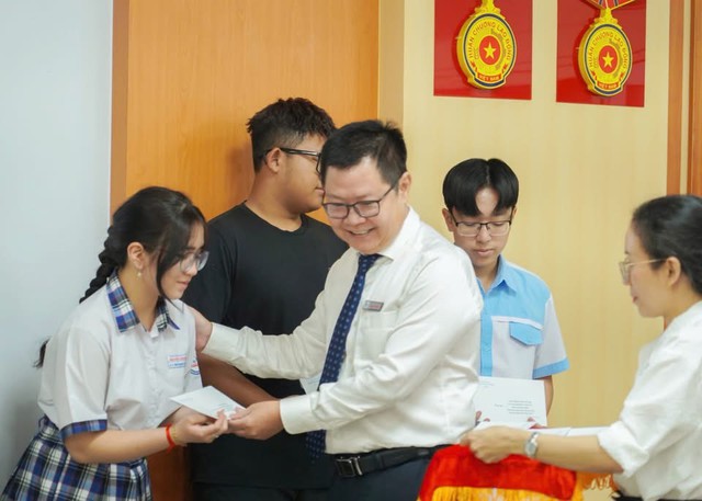 Bệnh viện Nhân dân Gia Định tuyên dương 83 con đoàn viên công đoàn vượt khó, học giỏi: Nơi thắp sáng ước mơ và kết nối những trái tim - Ảnh 2.