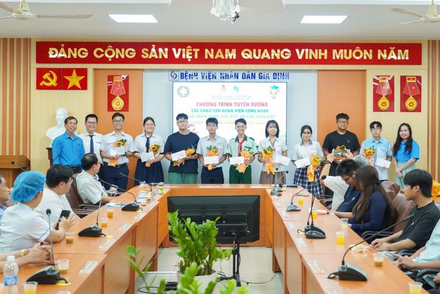 Bệnh viện Nhân dân Gia Định tuyên dương 83 con đoàn viên công đoàn vượt khó, học giỏi: Nơi thắp sáng ước mơ và kết nối những trái tim - Ảnh 4.