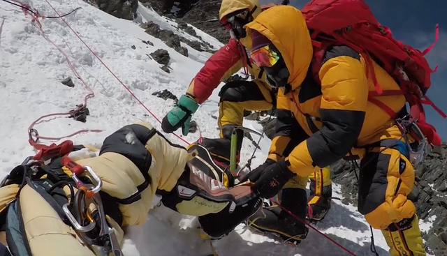 Vì sao có hơn 200 thi thể trên núi Everest không được đưa xuống đất và an táng? - Ảnh 2.