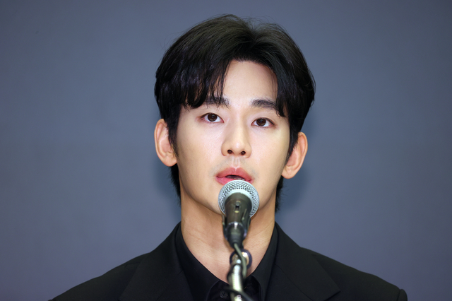 Cảnh tr&aacute;i ngược của Kim Soo Hyun v&agrave; "kẻ th&ugrave;" c&aacute;o buộc anh hẹn h&ograve; với trẻ vị th&agrave;nh ni&ecirc;n- Ảnh 1.