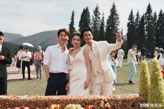 Đ&aacute;m cưới hot nhất showbiz h&ocirc;m nay: Cặp "ti&ecirc;n đồng - ngọc nữ" h&ocirc;n nhau nồng ch&aacute;y, đ&aacute;nh &uacute;p c&ocirc;ng khai 2 con si&ecirc;u dễ thương- Ảnh 9.