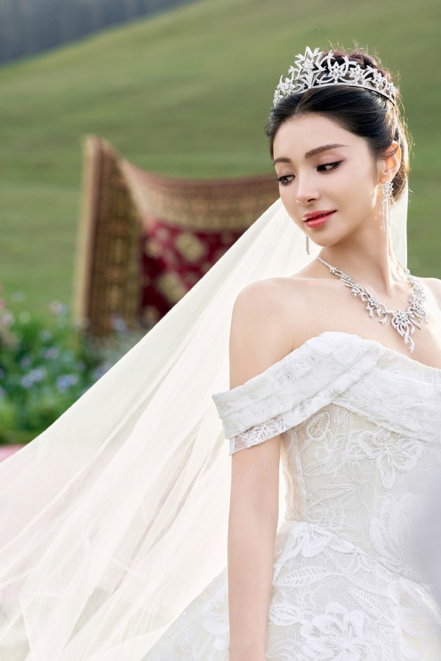 Đ&aacute;m cưới hot nhất showbiz h&ocirc;m nay: Cặp "ti&ecirc;n đồng - ngọc nữ" h&ocirc;n nhau nồng ch&aacute;y, đ&aacute;nh &uacute;p c&ocirc;ng khai 2 con si&ecirc;u dễ thương- Ảnh 1.