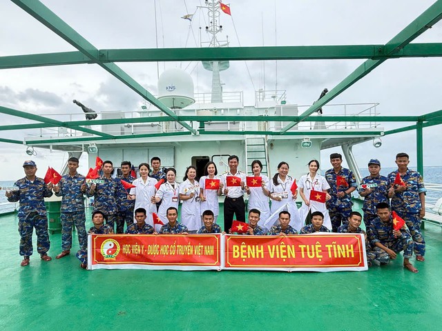 Y học cổ truyền theo những người thầy thuốc ra Trường Sa - Ảnh 1.