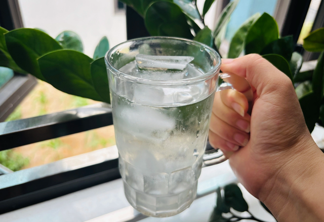 3 thói quen uống nước lạnh cần bỏ ngay - Ảnh 1.