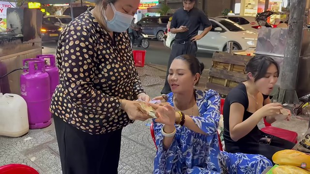 Nữ NSƯT từ Mỹ về: Phải mượn tiền để làm từ thiện ngay tại vỉa hè- Ảnh 2.