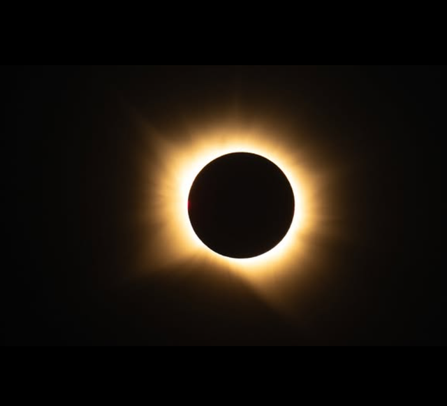 NASA c&ocirc;ng bố khoảnh khắc nhật thực to&agrave;n phần tuyệt đẹp từ độ cao 15.240 m&eacute;t: Đ&acirc;y ch&iacute;nh l&agrave; sự tr&ugrave;ng hợp kỳ diệu của vũ trụ - Ảnh 1.