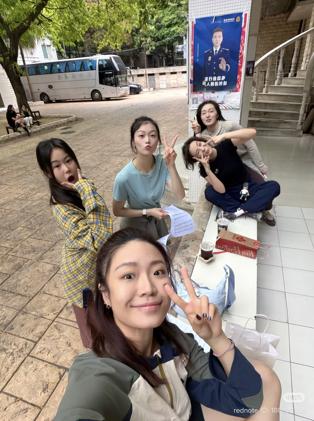 Giới trẻ Trung Quốc ph&aacute;t sốt với "nh&agrave; t&ugrave; giảm c&acirc;n": V&agrave;o trại 28 ng&agrave;y, tập đi&ecirc;n cuồng rồi quay vlog triệu view- Ảnh 2.