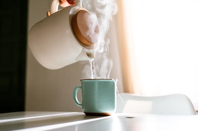 Uống nước ấm buổi sáng có phải sai lầm? Nếu không muốn bị ốm, hãy đọc kỹ 6 lưu ý này - Ảnh 2.