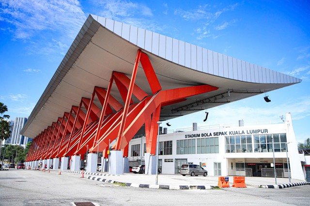 Cận cảnh "chảo lửa" Kuala Lumpur diễn ra trận ĐT Malaysia vs Việt Nam: Mặt cỏ lá gừng khiến Xuân Son còn ngao ngán- Ảnh 1.