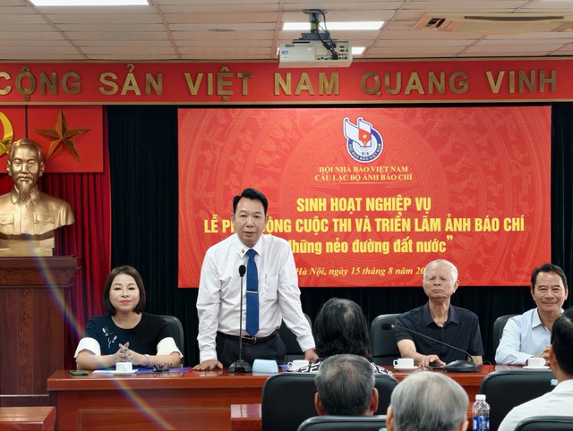 Câu lạc bộ Ảnh báo chí - Hội Nhà báo Việt Nam tổ chức sinh hoạt nghiệp vụ và phát động cuộc thi triển lãm ảnh - Ảnh 1.