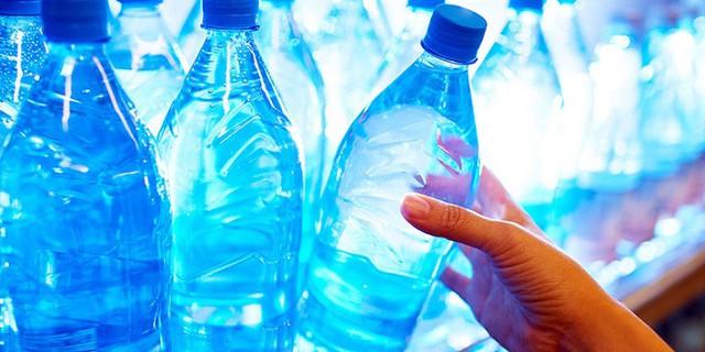 Lời khuy&ecirc;n cho những người thường uống nước trong chai nhựa d&ugrave;ng 1 lần - Ảnh 2.