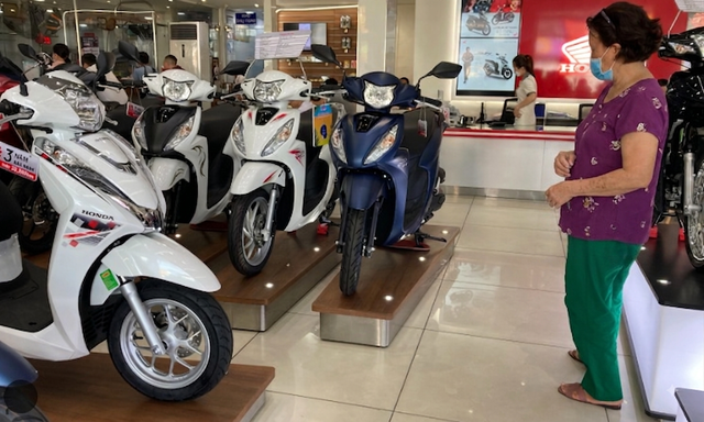 T&ocirc;i muốn mua xe m&aacute;y thưởng cho con g&aacute;i đỗ đại học, chồng liền n&oacute;i một c&acirc;u khiến con lặng lẽ từ chối m&oacute;n qu&agrave; - Ảnh 1.