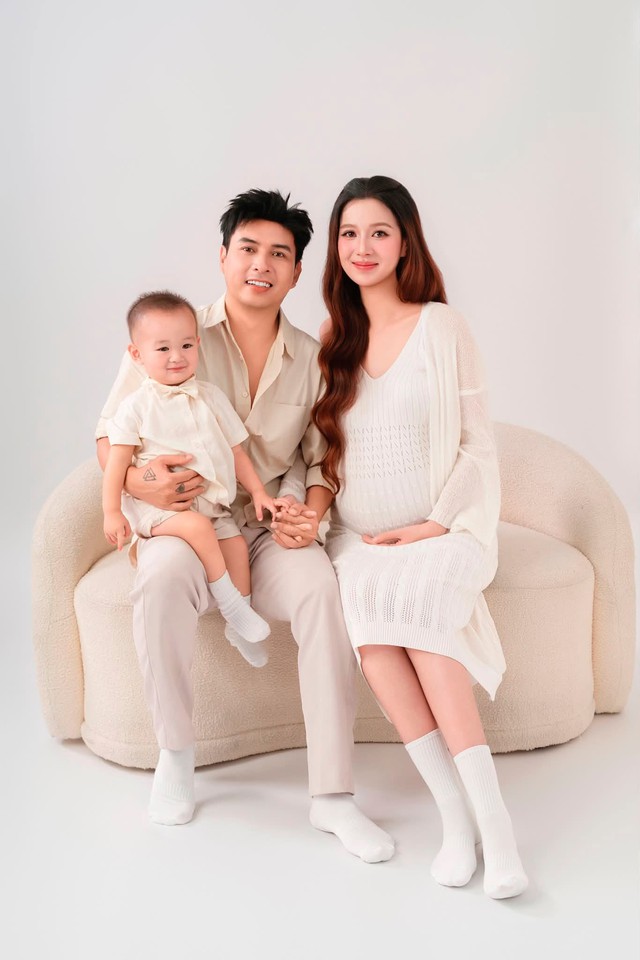 Mỹ nh&acirc;n qu&ecirc; miền T&acirc;y cưới ca sĩ hơn 17 tuổi: Được chồng giao giữ hết tiền, sống trong biệt thự 20 tỷ đồng - Ảnh 4.