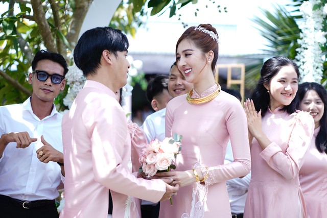 Mỹ nh&acirc;n qu&ecirc; miền T&acirc;y cưới ca sĩ hơn 17 tuổi: Được chồng giao giữ hết tiền, sống trong biệt thự 20 tỷ đồng - Ảnh 2.