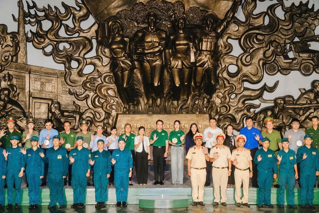 Kỷ niệm 20 năm Chiến dịch tình nguyện Hành quân xanh: Dấu chân tình nguyện, vì Nhân dân phục vụ - Ảnh 4.
