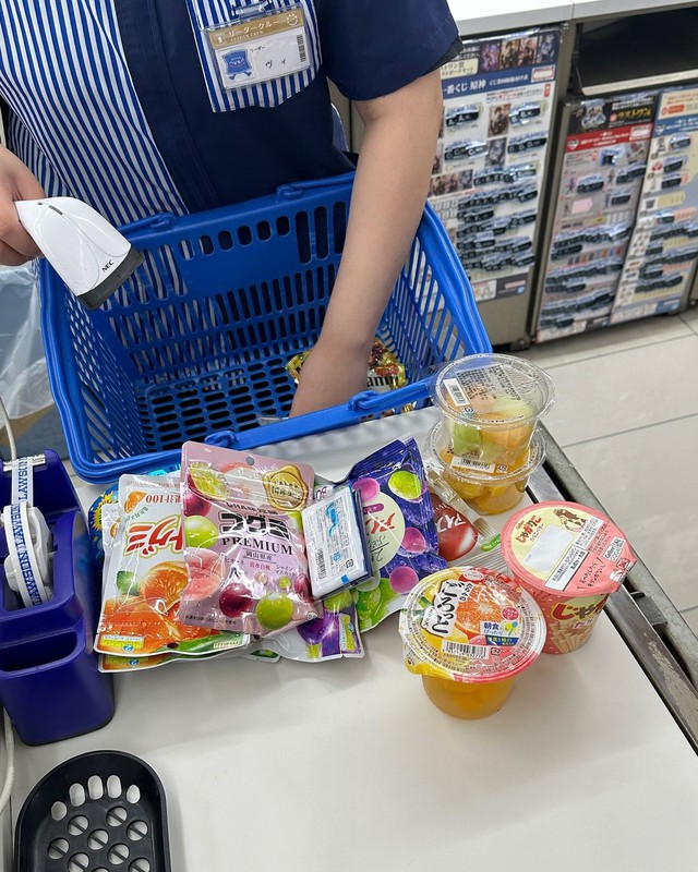 Vì sao siêu thị thường đặt đồ ăn vặt ngay gần quầy thanh toán?- Ảnh 2.