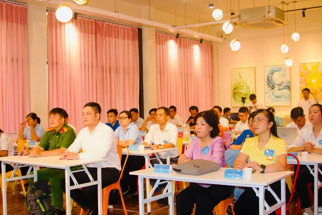 TP. Hồ Ch&iacute; Minh: Tập huấn kỹ năng số cho c&aacute;n bộ cơ sở, đưa chuyển đổi số đến từng khu d&acirc;n cư - Ảnh 2.