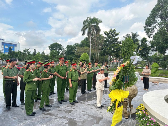Nhiều hoạt động ý nghĩa nhân kỷ niệm ngày 19/8: Hội Cựu chiến binh và Cựu Công an nhân dân ôn lại truyền thống hào hùng của dân tộc - Ảnh 1.