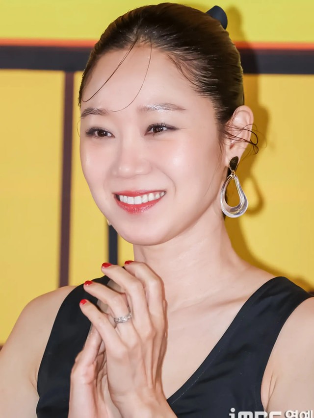Bạn thân cao 1m72 của Son Ye Jin: Gần 30 năm trong showbiz chưa biết mặc xấu là gì- Ảnh 5.