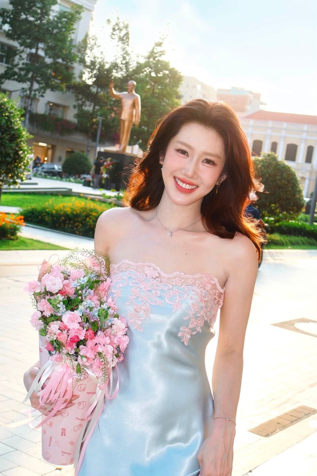 Mỹ nhân Việt đứng cạnh nàng tiên cá đẹp nhất thế giới vẫn không hề lu mờ, visual sáng rực như ngọc ngà châu báu - Ảnh 8.
