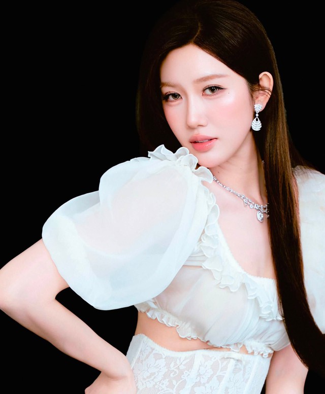 Mỹ nhân Việt đứng cạnh nàng tiên cá đẹp nhất thế giới vẫn không hề lu mờ, visual sáng rực như ngọc ngà châu báu - Ảnh 9.