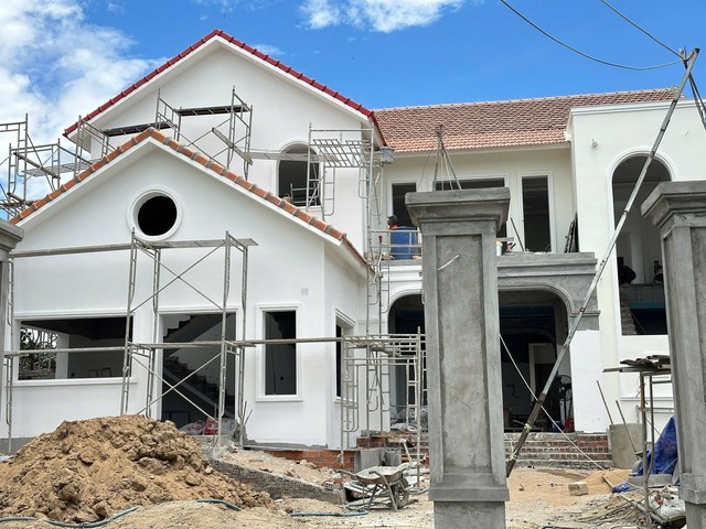 Nữ diễn viên 29 tuổi xây biệt thự to báo hiếu bố mẹ tại Phú Yên- Ảnh 1.