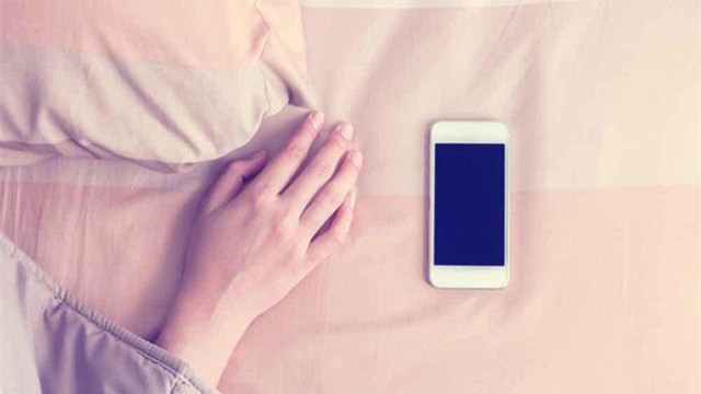 Lời khuyên cho tất cả những ai đặt điện thoại ngay giường ngủ mỗi tối - Ảnh 1.